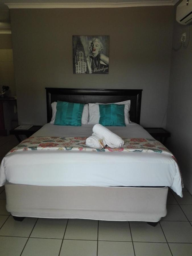 Waterside Lodge Cc Piet Retief Esterno foto