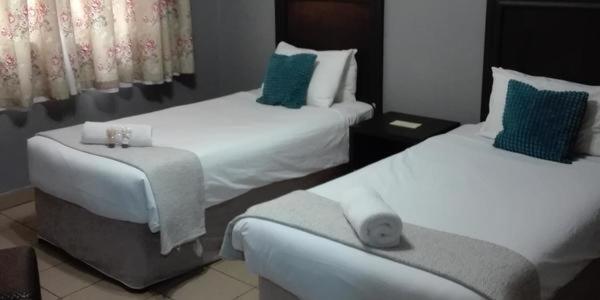 Waterside Lodge Cc Piet Retief Esterno foto